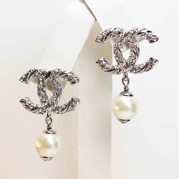 CHANEL Jewelry - SOLD 🛒🛍 CHANEL CC LOGO PEARL DROP EARRINGS